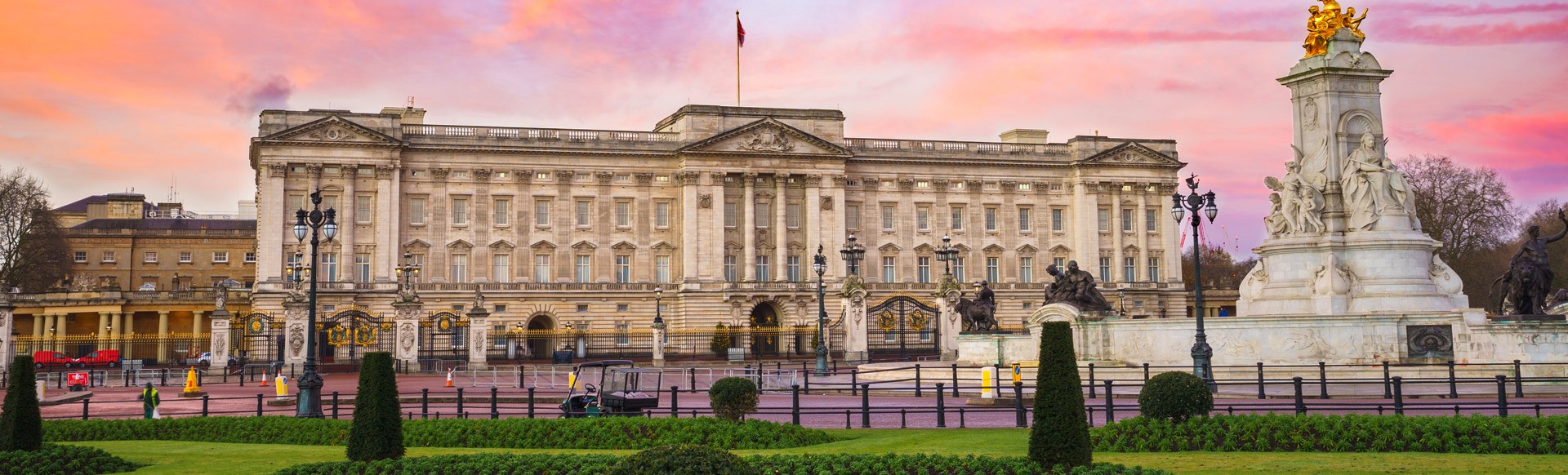 Le palais de Buckingham et les jardins du mémorial de la Reine Victoria sous un coucher de soleil flamboyant.
