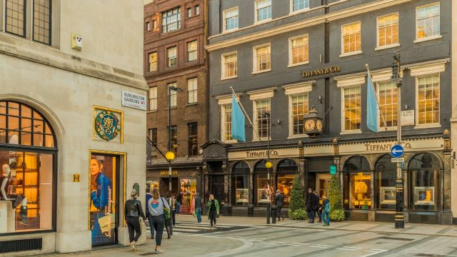 A view of a corner of a street in Mayfair with a Tiffany's store in the background.