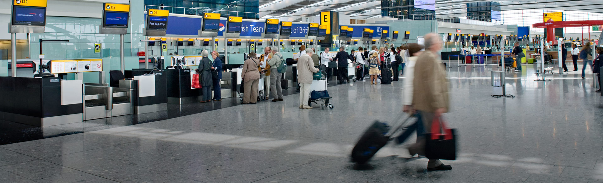 Personnes s'enregistrant à l'aéroport de Londres Heathrow
