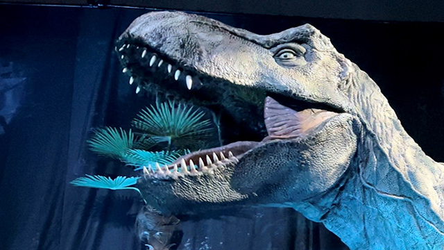 Nahaufnahme vom Tyrannosaurus Rex in der Jurassic World Ausstellung in London 
