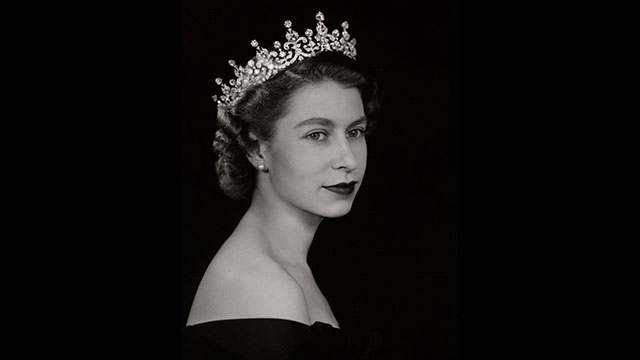 A black and white portrait of Queen Elizabeth wearing a diamond tiara in 1952.