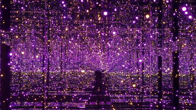 Purpley and white lights refelct in the mirrors within Yayoi Kusama's mirror rooms at Tate Modern.