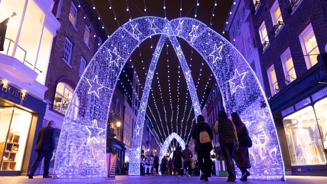 Riesige Bögen beleuchten die South Molton Street während der Weihnachtszeit in London