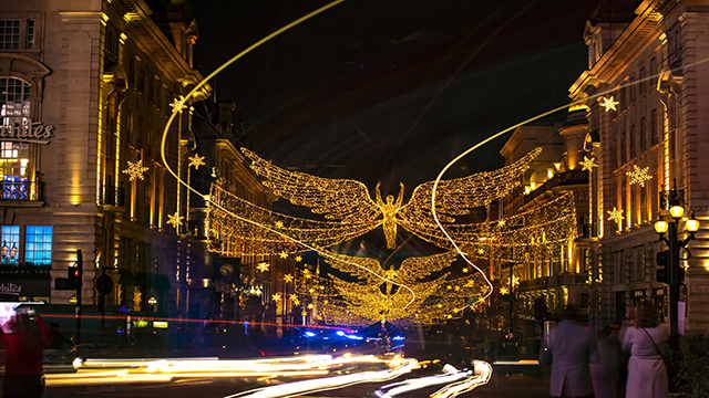 Des illuminations dorées d'anges décorent Regent street pour la période de Noël