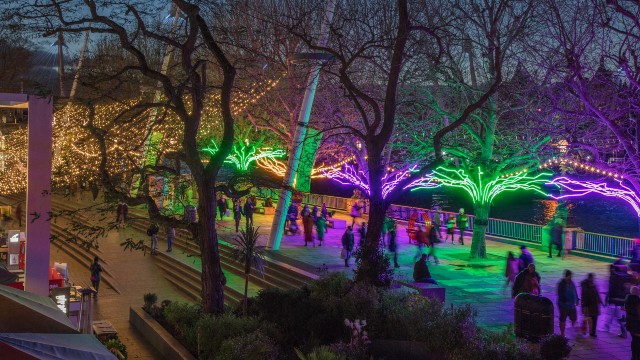 Farbenfrohe Lichter erhellen die Uferpromenade des Southbank Centre