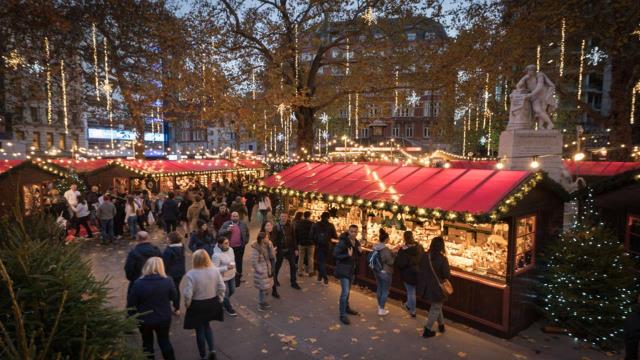 Menschenmengen zwischen festlichen Weihnachtsmärkten am Leicester Square
