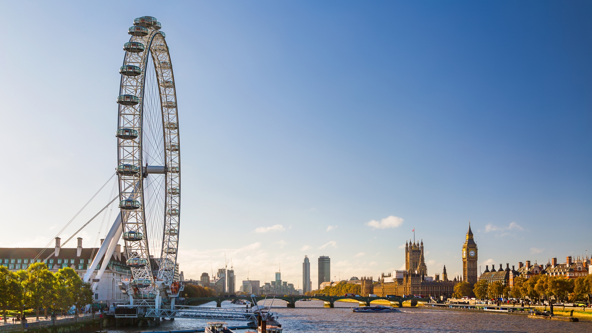Le London Eye et la Tamise avec les Chambres du Parlement et Big Ben visibles au loin.