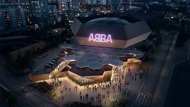 Image de l'ABBA Arena au stade olympique Queen Elizabeth avec le panorama de Londres de nuit. Image reproduite avec l'aimable autorisation d'Alan Schaller.