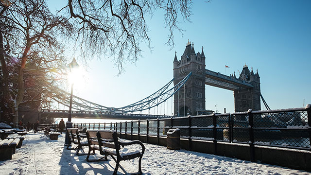 Die Tower Bridge und der umliegende Gehweg im Schnee an einem sonnigen Weihnachtstag