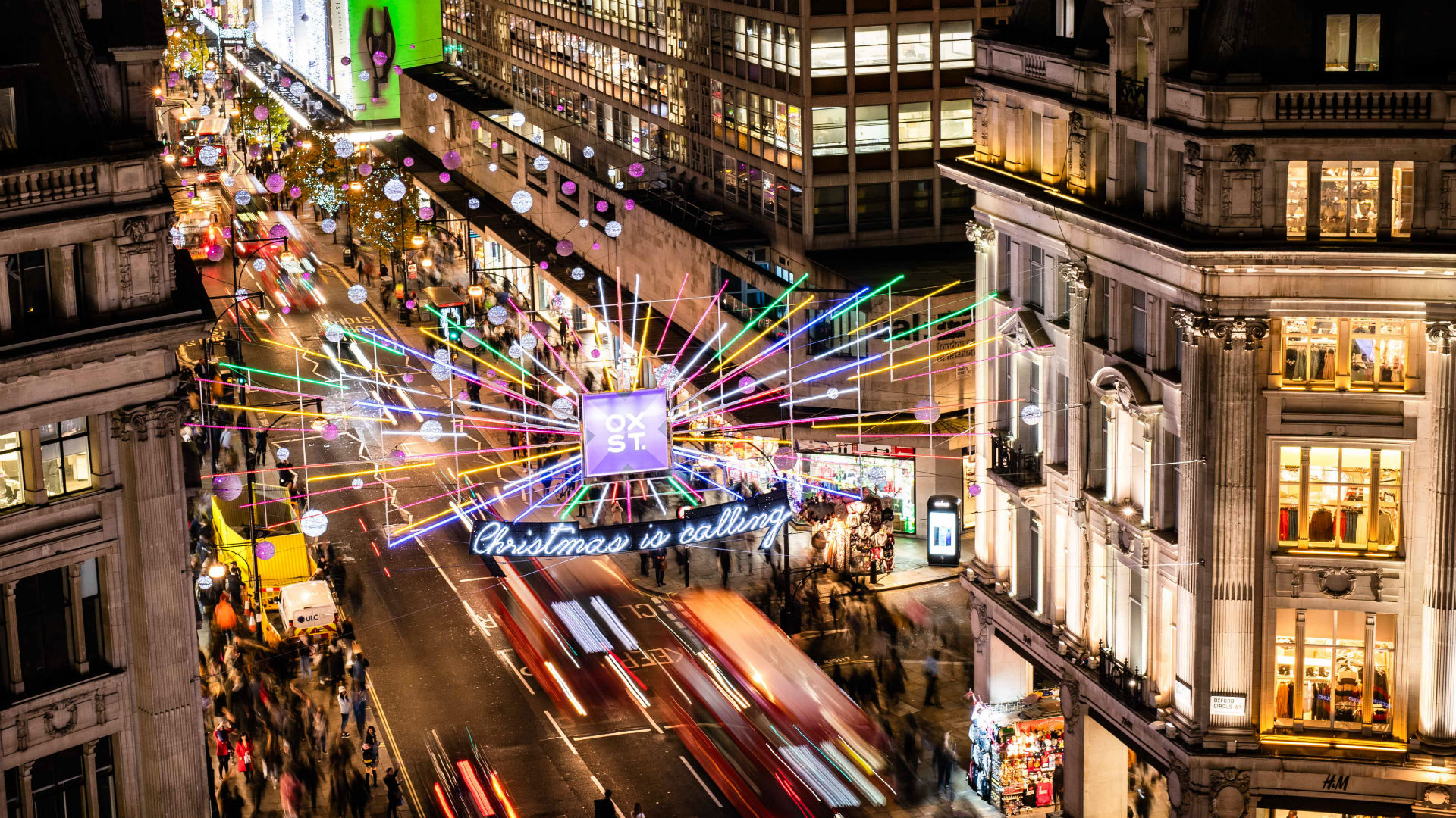 Oxford street shops. Улица Оксфорд стрит в Лондоне. Достопримечательности Лондона Оксфорд стрит. Oxford Street в Лондоне. Торговая улица Оксфорд стрит.