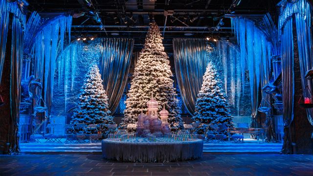 Weihnachtsbaum in der Großen Halle mit der Kulisse für den Weihnachtsball in Hogwarts im Schnee in den Warner Bros. Studios the Making of Harry Potter 