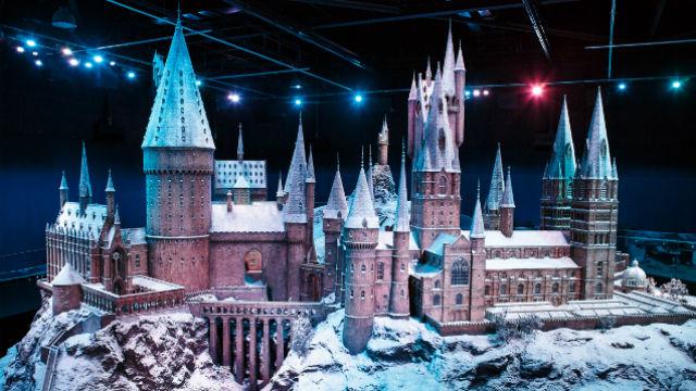 Das Schloss Hogwarts, mit Filmschnee bedeckt.