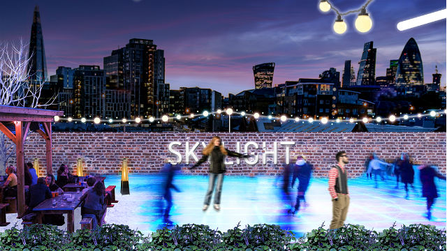 Des paersonnes font du patin à glace sur la patinoire du toit de Skyline London