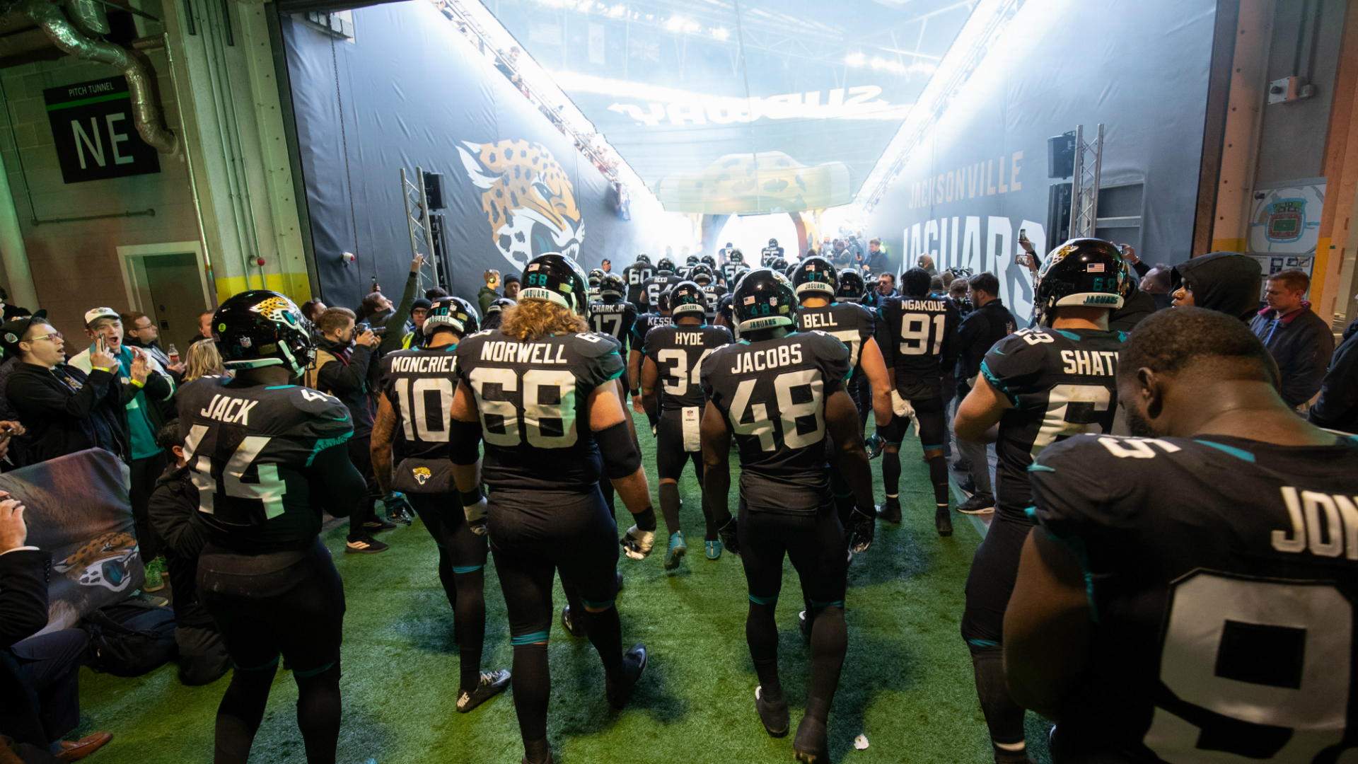 Команда Jacksonville Jaguars выходит через туннель на поле. Изображение любезно предоставлено NFL UK.