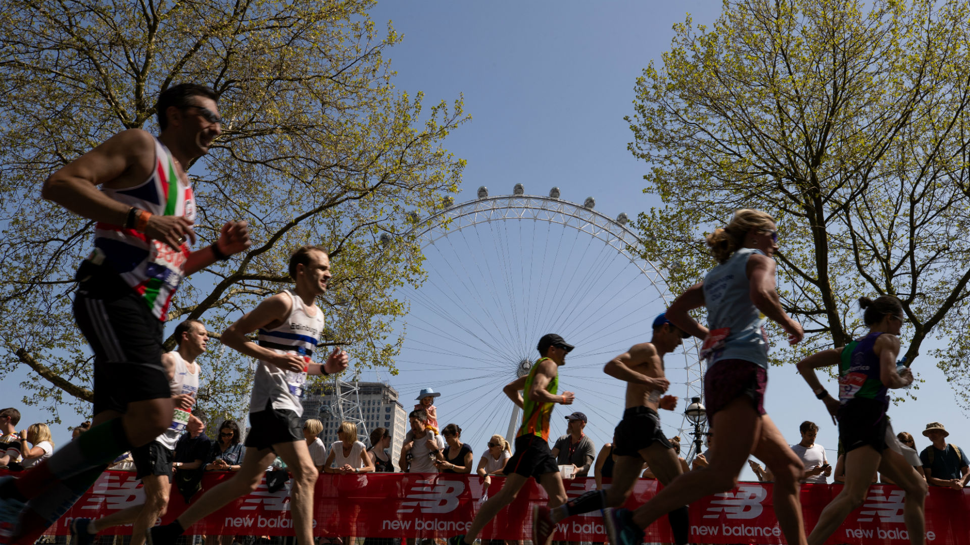 Бегуны проходят мимо Coca-Cola London Eye во время лондонского марафона Virgin Money