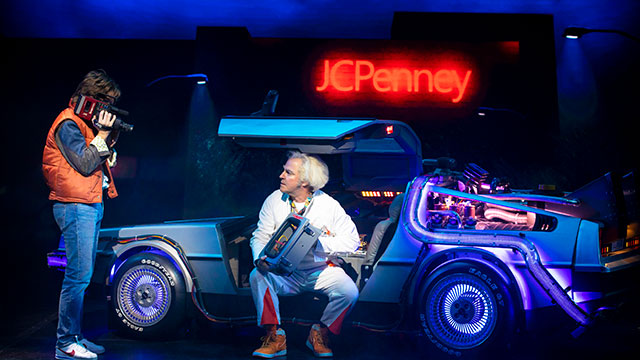 Marty McFly et Doc Brown travaillent sur la voiture pour retourner vers le futur.