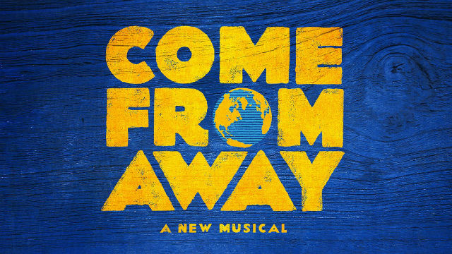 Poster pour la comédie musicale Come From Away sur le West End de Londres. Imprimé bleu effet bois avec le titre peint en jaune.