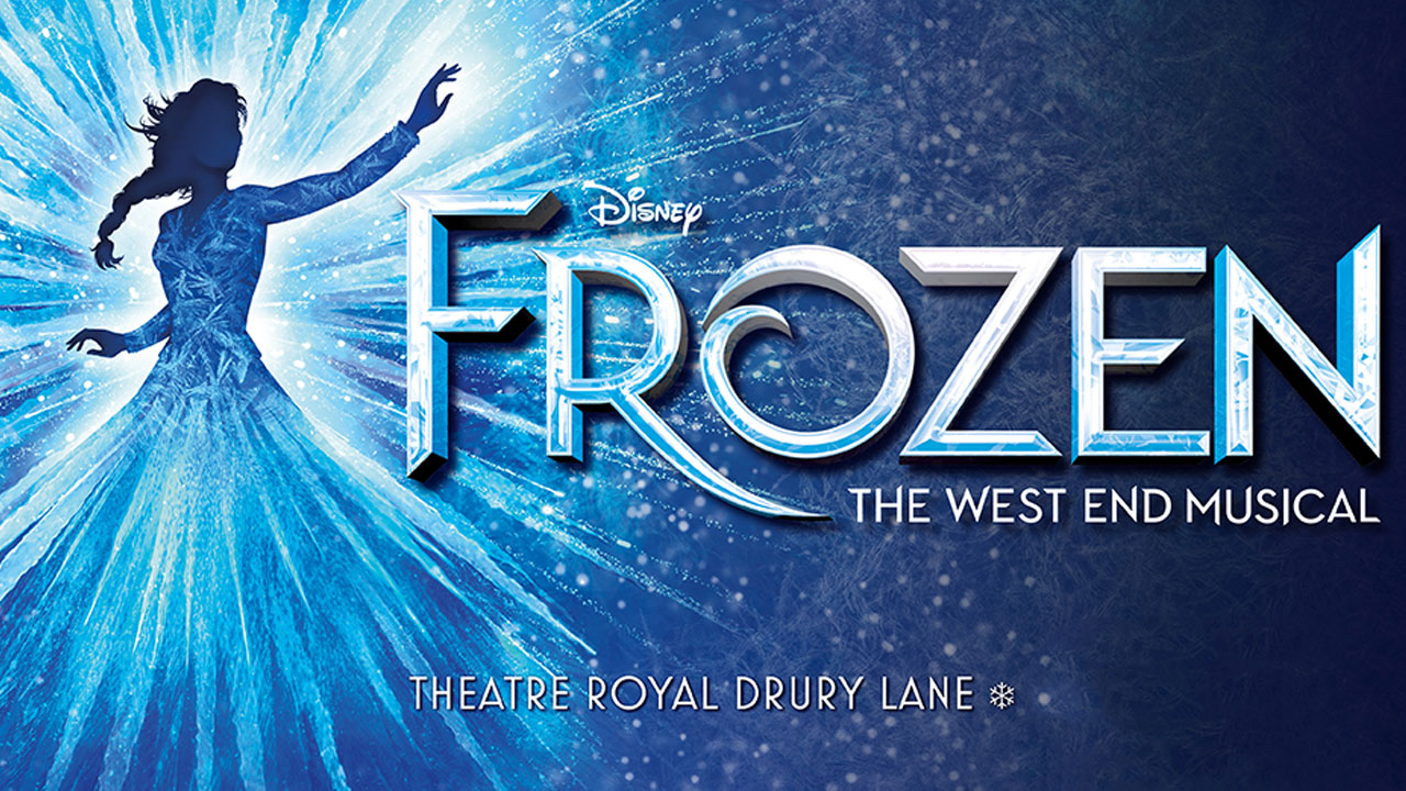 Affiche officielle de la comédie musicale Frozen avec Elsa figurant sur la gauche et sur fond bleu.