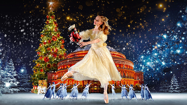 Ein Mädchen in einem weißen Kleid hält eine Nussknackerpuppe hoch, während sie tanzt. Im Hintergrund ist eine Grafik der Royal Albert Hall und ein Weihnachtsbaum zu sehen, während im Vordergrund Ballerinas eingeblendet sind.