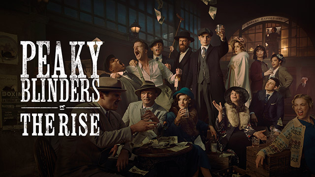 Die Darsteller von Peaky Blinders The Rise auf der Bühne, alle in Kleidung der 1920er Jahre gekleidet, mit dem Schauspieler, der Tommy Shelby spielt, in der Mitte.