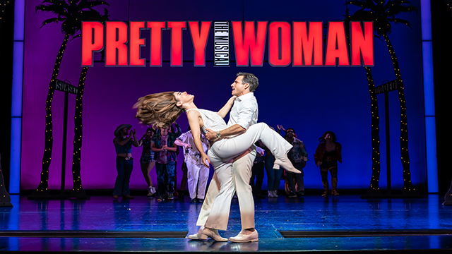 Die zwei Hauptdarsteller von Pretty Woman, beide in weiß gekleidet, tanzend auf der Bühne des Savoy Theatre.