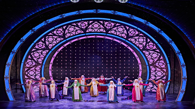 Les acteurs jouant le rôle des soeurs religieuses sur scène portent des toges de toute couleurs