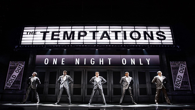 Die fünf Schauspieler, die The Temptation darstellen, stehen auf der Bühne mit einem Plakat, auf dem der Name der Band steht im Hintergrund.