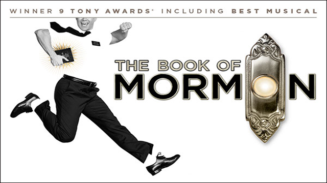 Affiche officielle de la comédie musicale The Book of Mormon avec un homme portant un pantalon noir et une chemise blanche sautant et tenant un livre.