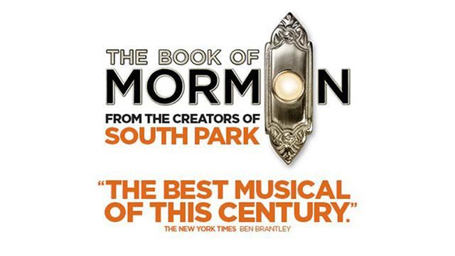 Affiche officielle de la comédie musicale du Livre de Mormon. Citation du New York Times qualifiant le spectacle de meilleure comédie musicale du siècle.