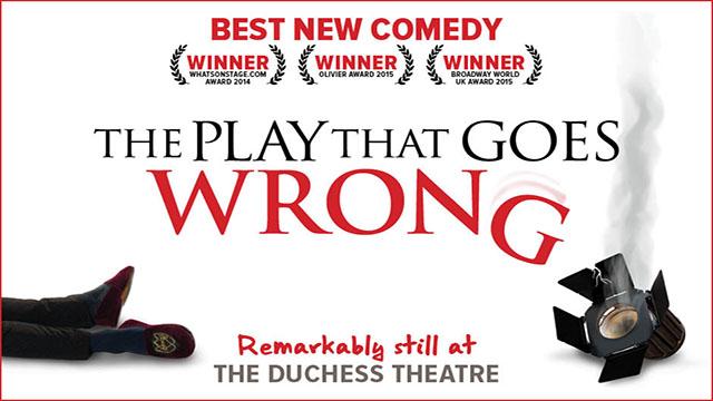 Affiche officielle de The Play That Goes Wrong où l'on peut voir une paire de jambes et un projecteur fumant ainsi que le titre de la pièce tomber.