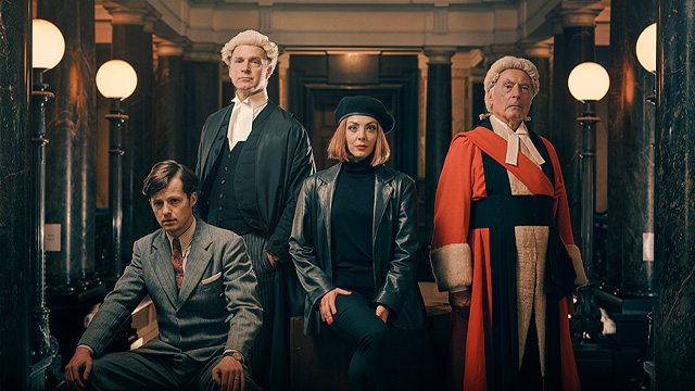Quatre personnages se tiennent au milieu, avec un juge, un avocat, un homme portant un costume, et une femme portant une tenue en cuir noir.