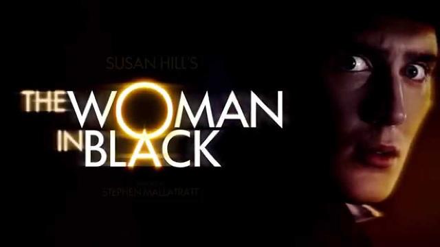 Affiche de la pièce de théâtre The Woman in Black. Un homme effrayé apparait sur la partie droite du poster comme sortant de la pénombre.
