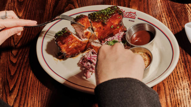 Immagine per gentile concessione di Electric Bar & Diner at The Ned