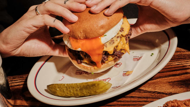 Immagine per gentile concessione di Electric Bar & Diner at The Ned