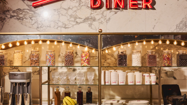 Immagine per gentile concessione di Electric Bar & Diner at The Ned