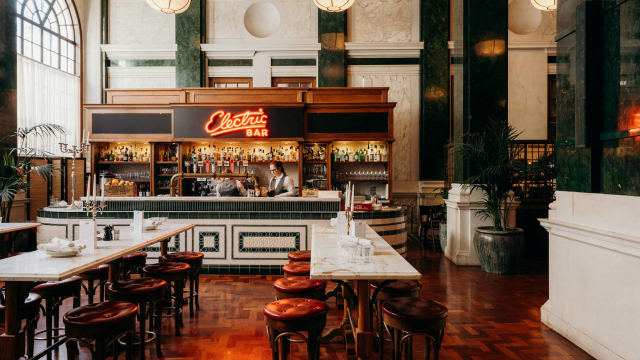Immagine per gentile concessione di Electric Bar & Diner at The Ned