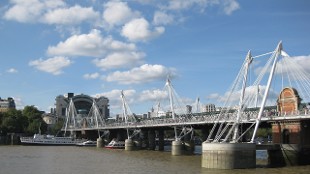Image reproduite avec la permission de: Hungerford Bridge and Golden Jubilee Bridges