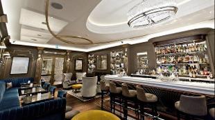 The Churchill Bar & Terrace. Image courtesy of Hyatt Regency London.