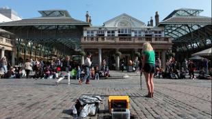 See street performers in Covent Garden. Image courtesy of Golden Tours.