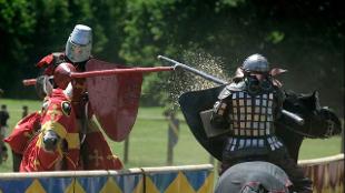 Live arena jousting show at Warwick Castle. Image courtesy of Golden Tours.