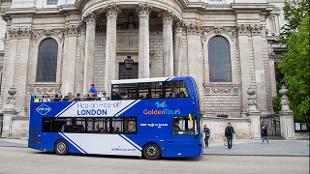 Golden Tours hop-on hop-off bus tour at St Paul's Cathedral © Golden Tours.