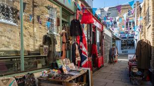 Antique shop in Camden Passage. Image courtesy of Shutterstock.