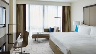 Deluxe bedroom. Image courtesy of London Marriott Hotel Canary Wharf.