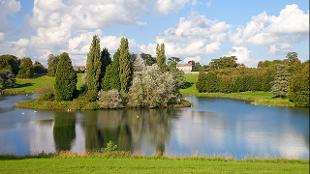 Blenheim Palace's lake and gardens © Shutterstock. Image courtesy of Golden Tours.