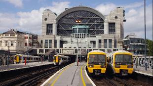 Image reproduite avec la permission de: Charing Cross Railway Station, London