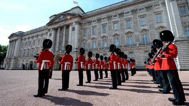 Changing of the Guard at Buckingham Palace (Where, When + Other Tips)