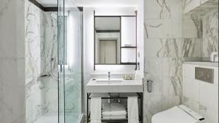 Bathroom. Image courtesy of London Marriott Hotel Grosvenor Square.