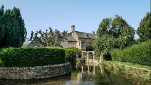 Discover enchanting villages in the Cotswolds. © Unsplash/Vicky Hincks