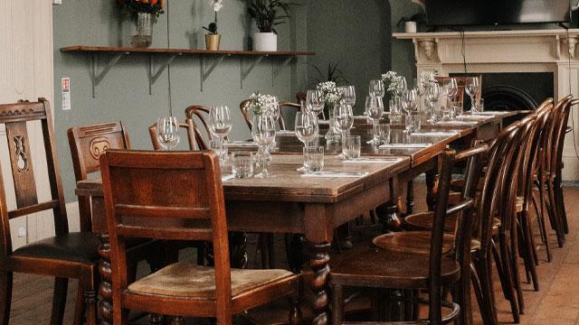 A dining table at The Hillgate. Image courtesy of Insta Pubs & Crusoe Inns.