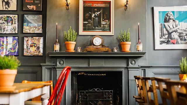 Inside The Hillgate. Credit: www.fabriciovianna.com.br. Image courtesy of Inda Pubs & Crusoe Inns.